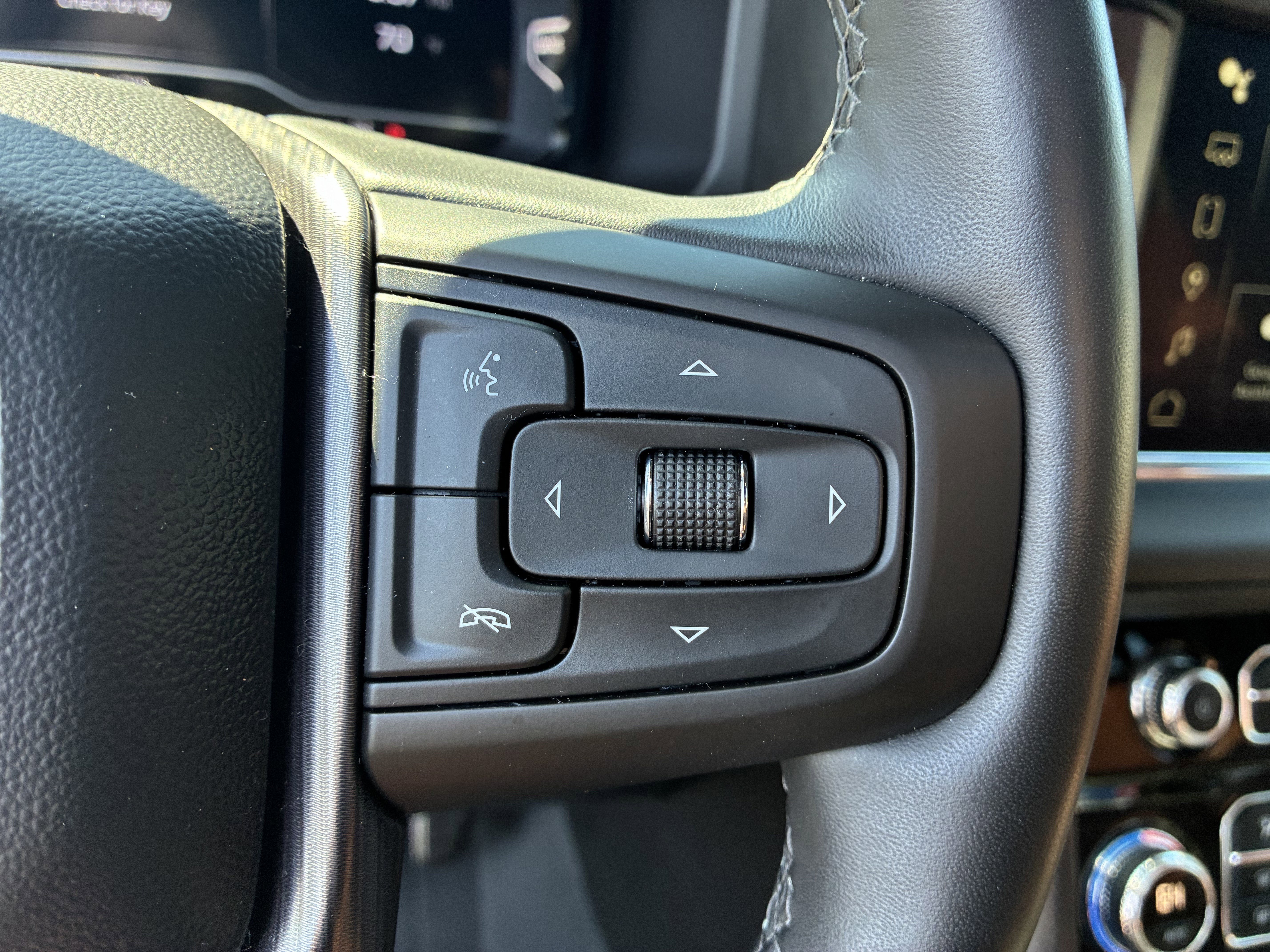 Used 2023 GMC Yukon XL Denali Ultimate image 32