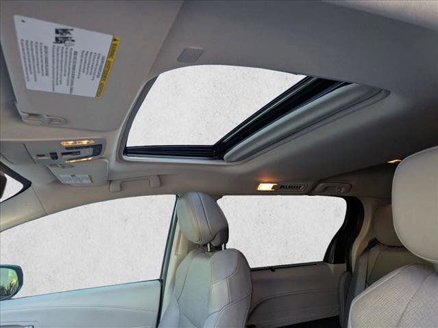 Used 2024 Toyota Sienna Limited image 16