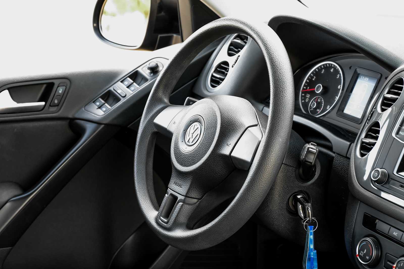 Used 2017 Volkswagen Tiguan S image 15