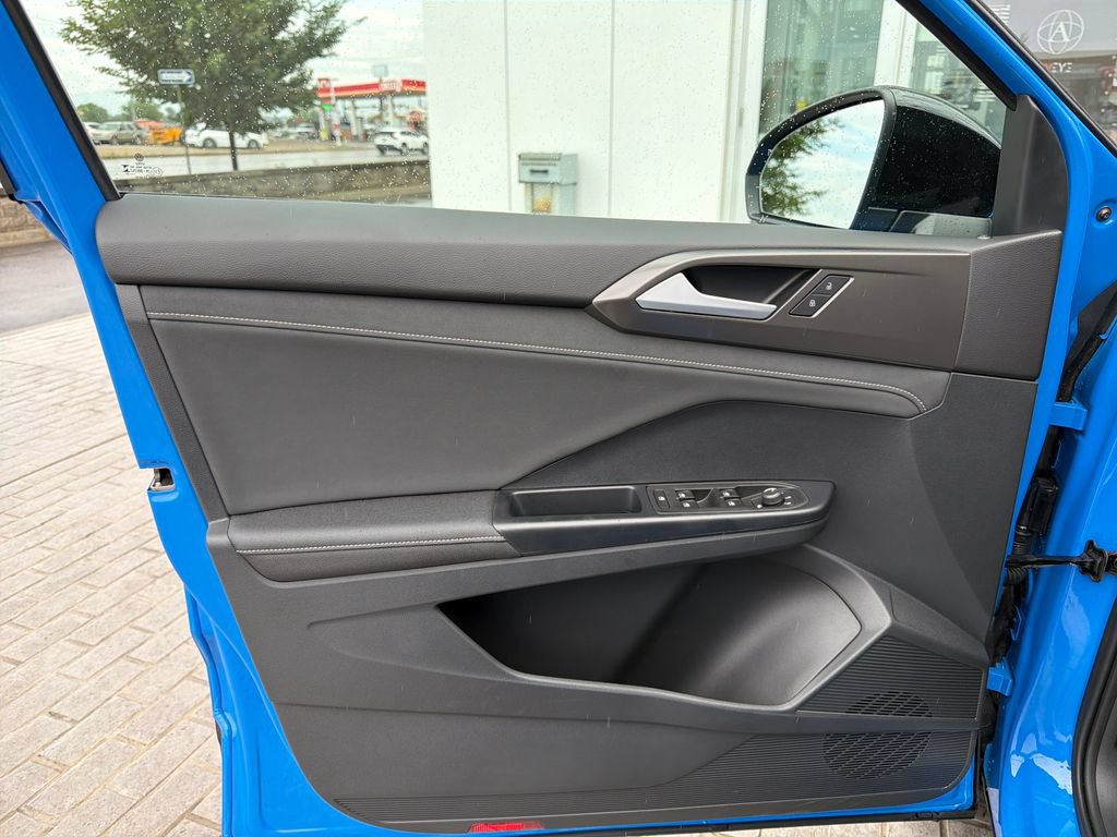 Certified 2025 Volkswagen Taos SE AWD/4WD image 12