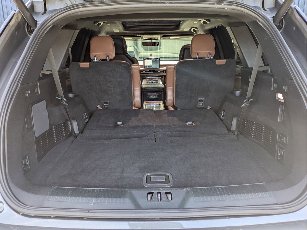 Used 2020 Lincoln Aviator Reserve w/ Equipment Group 202A image 8