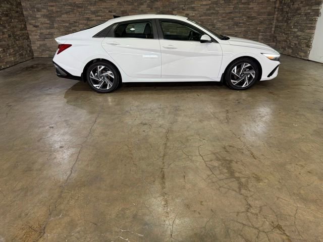 New 2025 Hyundai Elantra Limited image 4