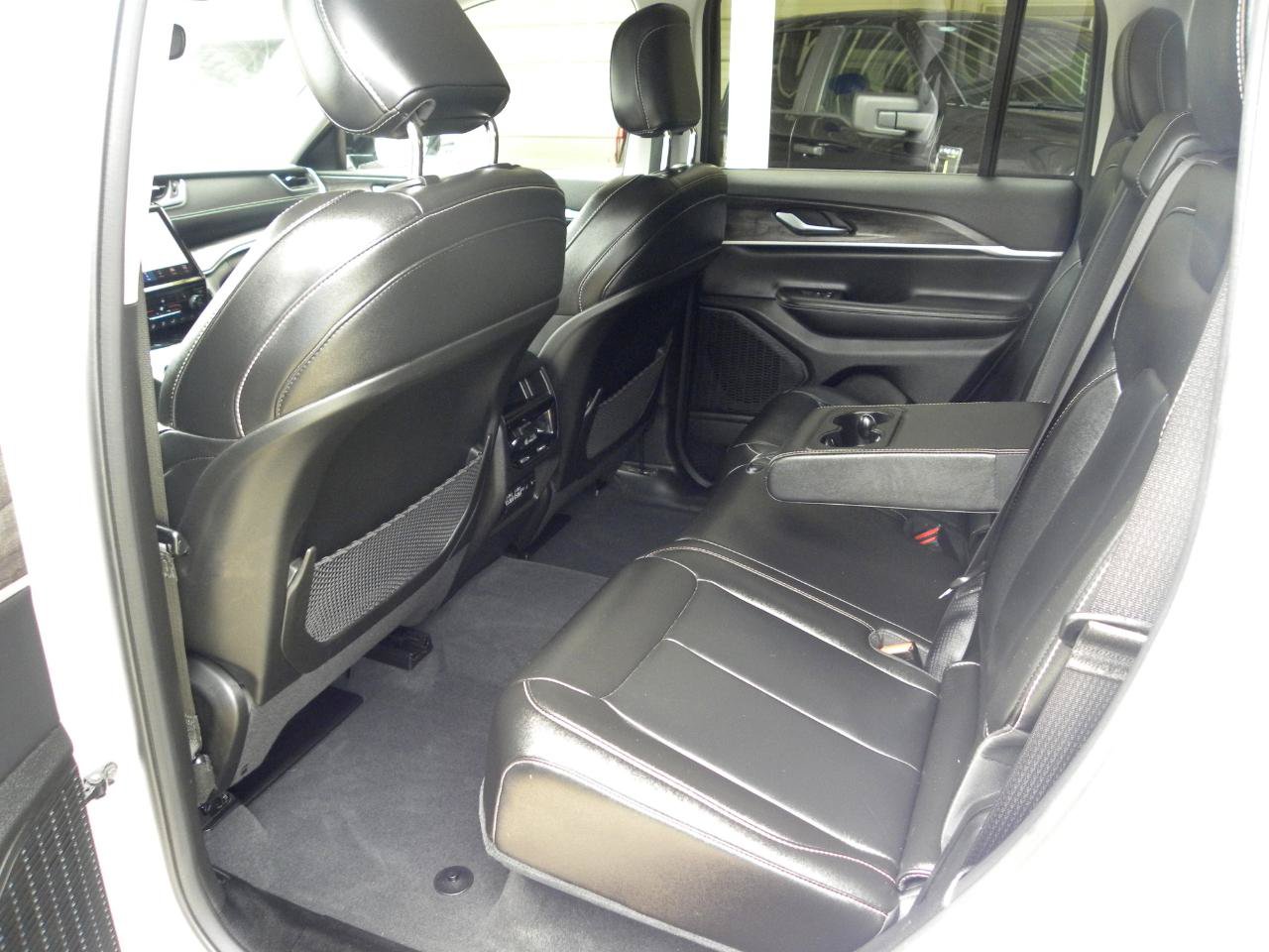 Used 2023 Jeep Grand Cherokee Limited w/ Black Appearance Package AWD/4WD image 19
