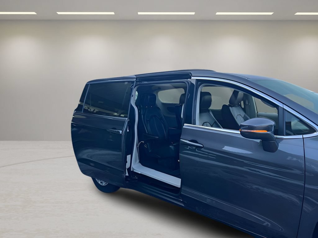 Used 2022 Chrysler Pacifica Touring-L FWD image 26