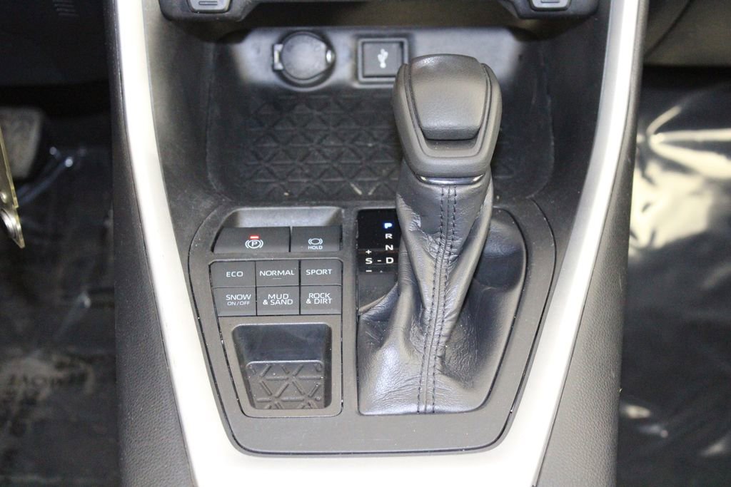 Used 2020 Toyota RAV4 LE image 37