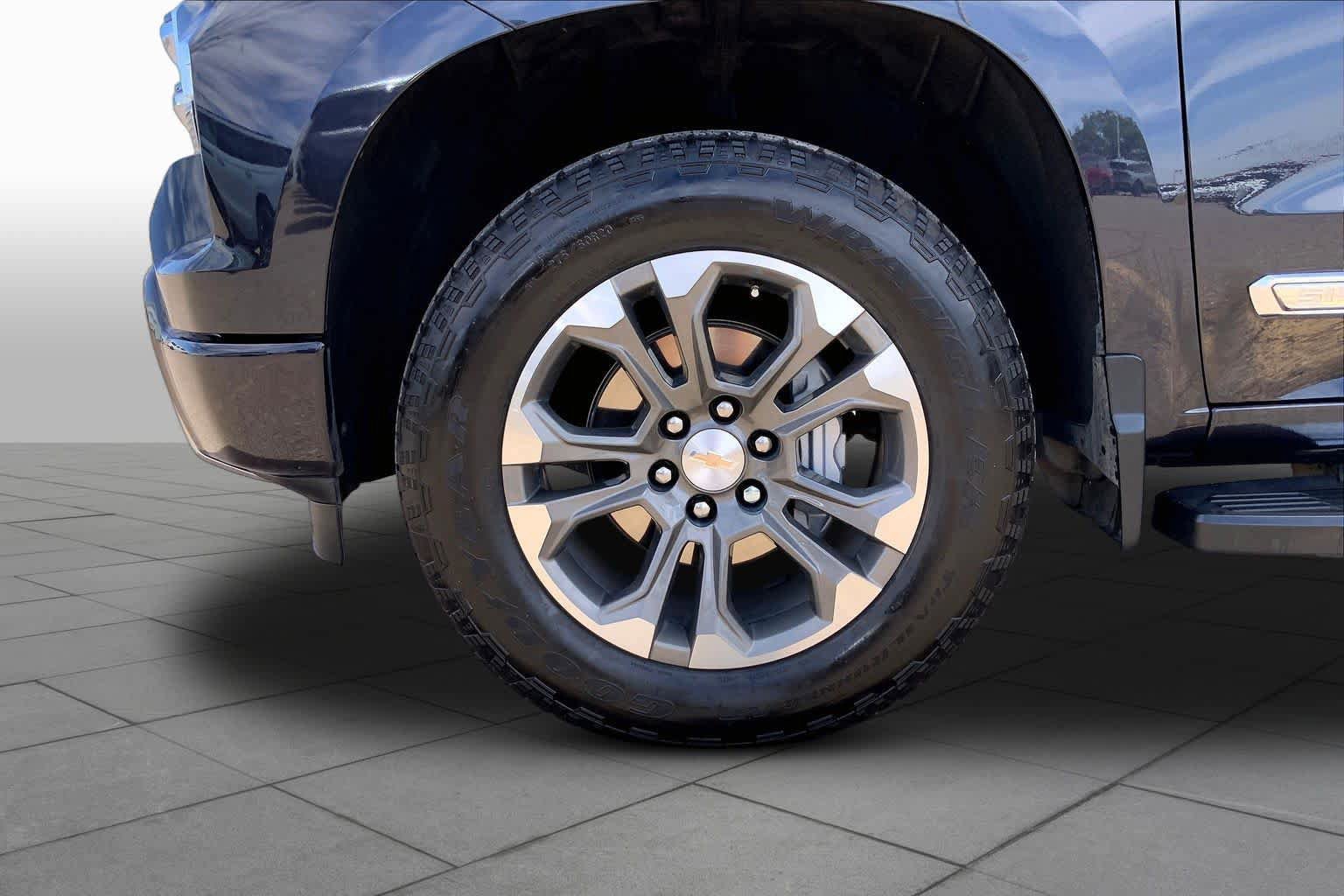 Used 2024 Chevrolet Silverado 1500 High Country w/ Technology Package AWD/4WD image 11