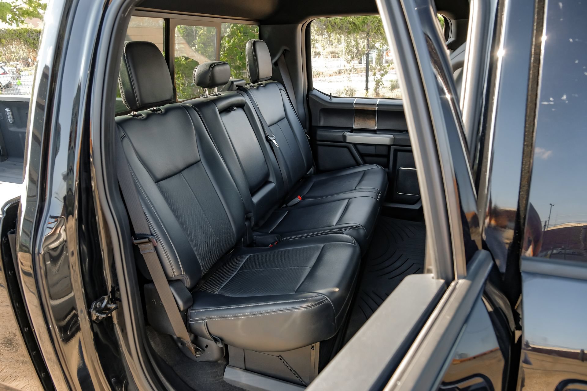Used 2022 Ford F350 Lariat w/ Black Appearance Package AWD/4WD image 43