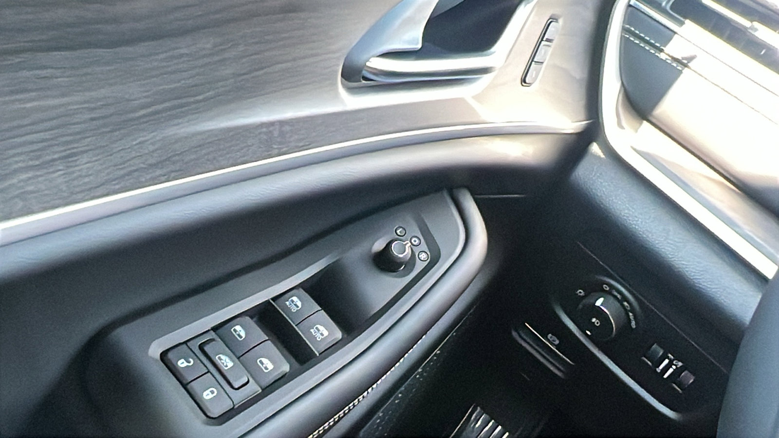 New 2025 Jeep Grand Cherokee L Limited w/ Luxury Tech Group II image 36