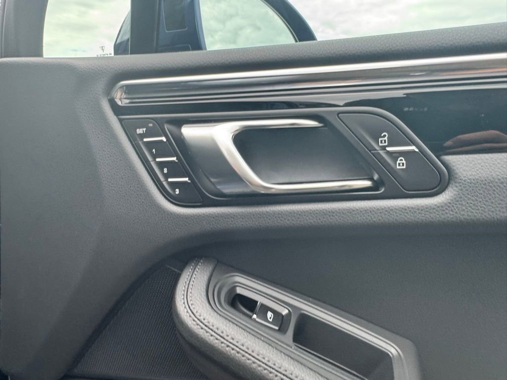 Used 2024 Porsche Macan image 42