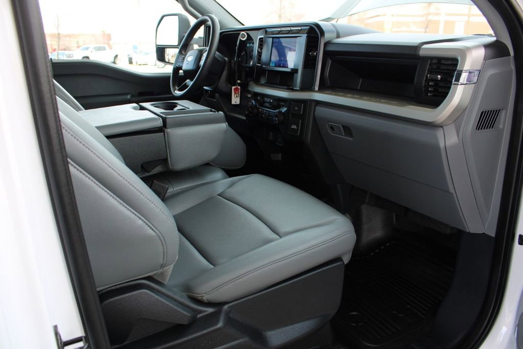 Used 2023 Ford F550 4x4 Regular Cab Super Duty image 31