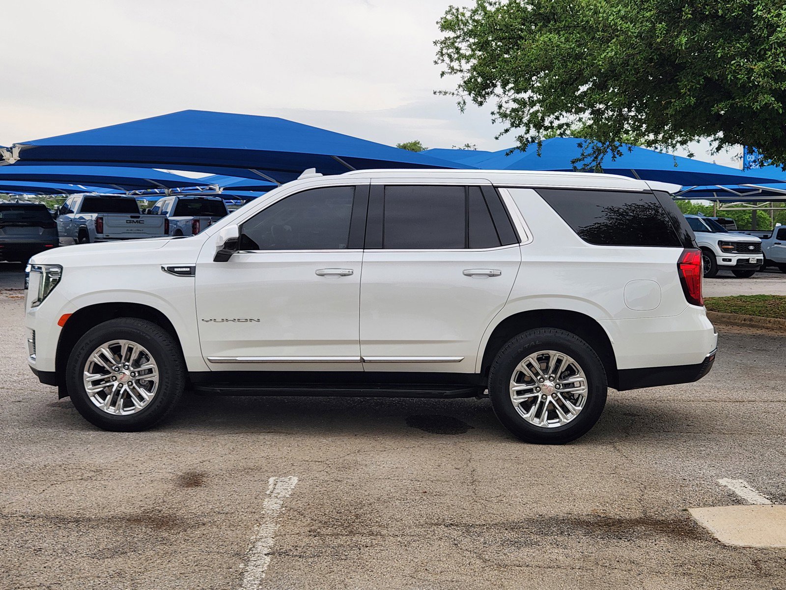 Used 2023 GMC Yukon SLT w/ SLT Premium Package RWD image 3