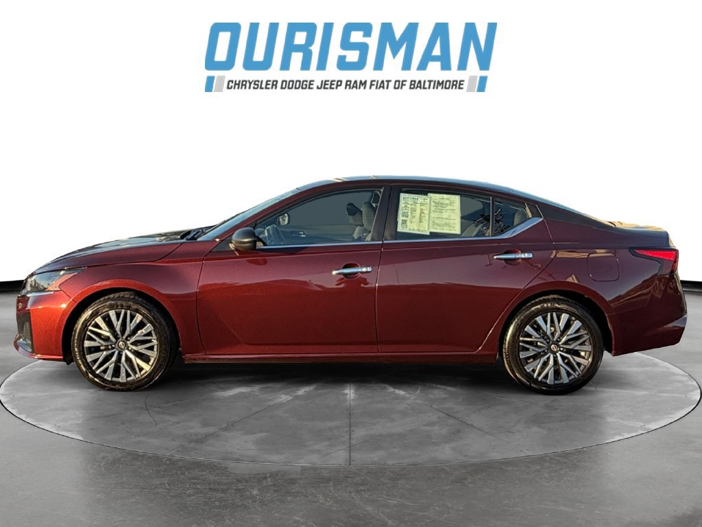 Used 2025 Nissan Altima 2.5 SV FWD image 3