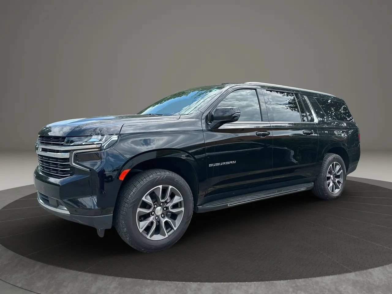 Used 2023 Chevrolet Suburban LT w/ LT Signature Plus Package RWD image 3