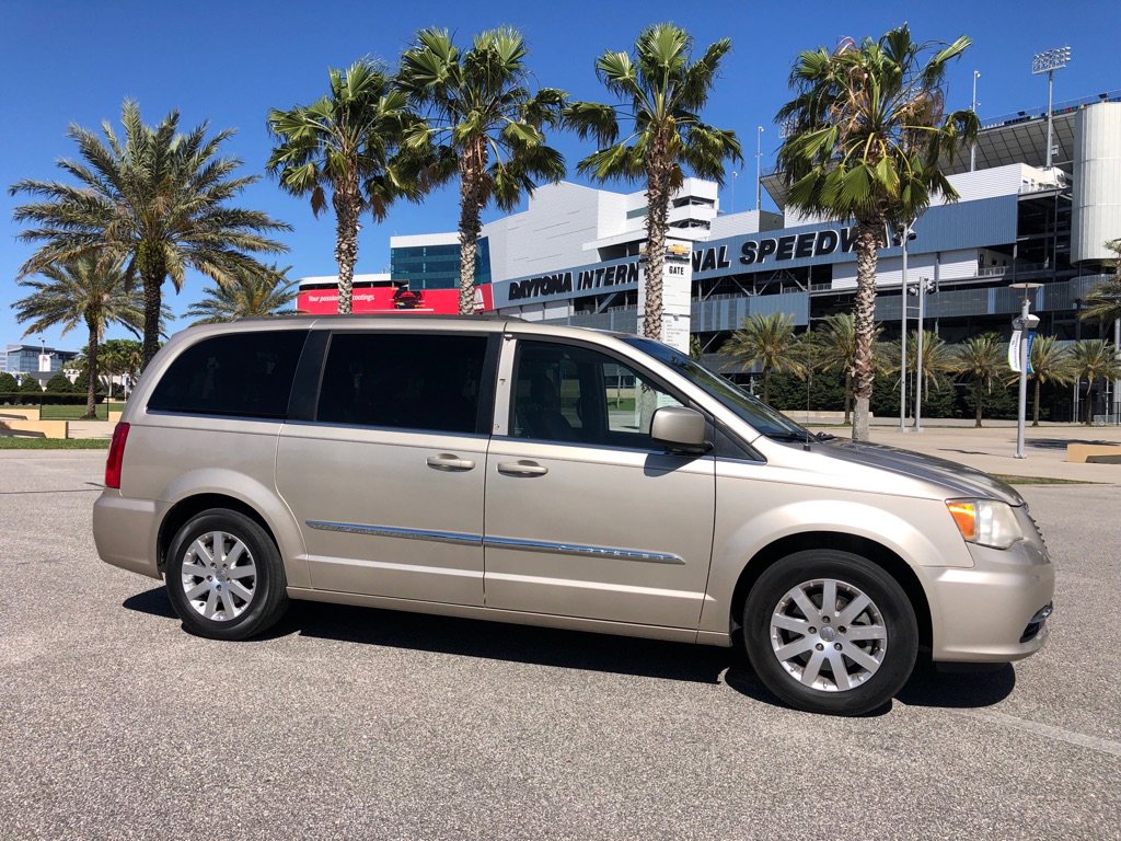 Used 2014 Chrysler Town & Country Touring FWD image 1
