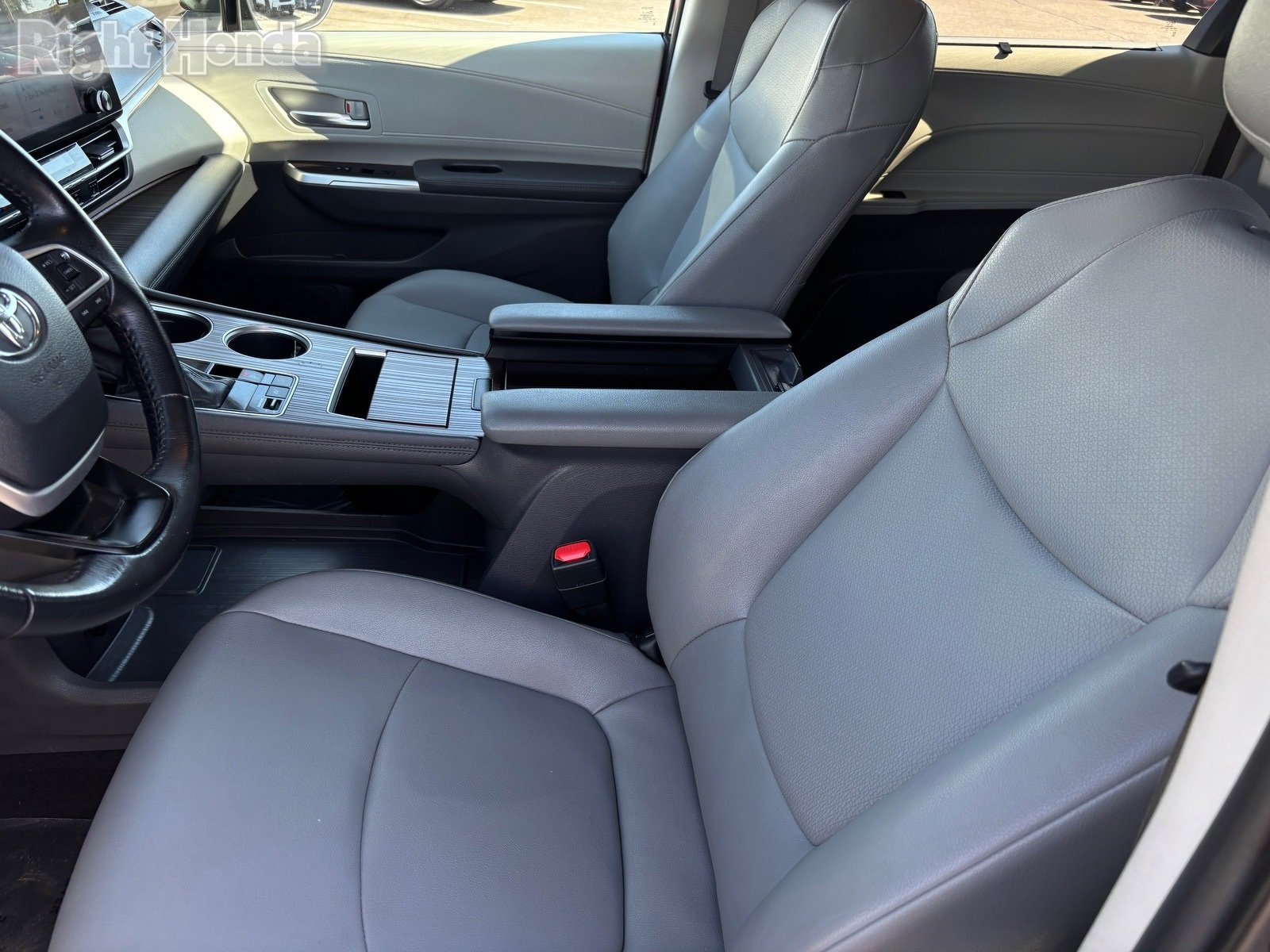 Used 2024 Toyota Sienna XLE image 16