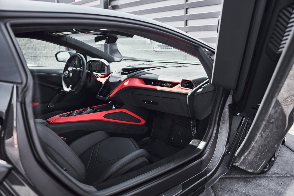 Used 2025 Lamborghini Revuelto image 33