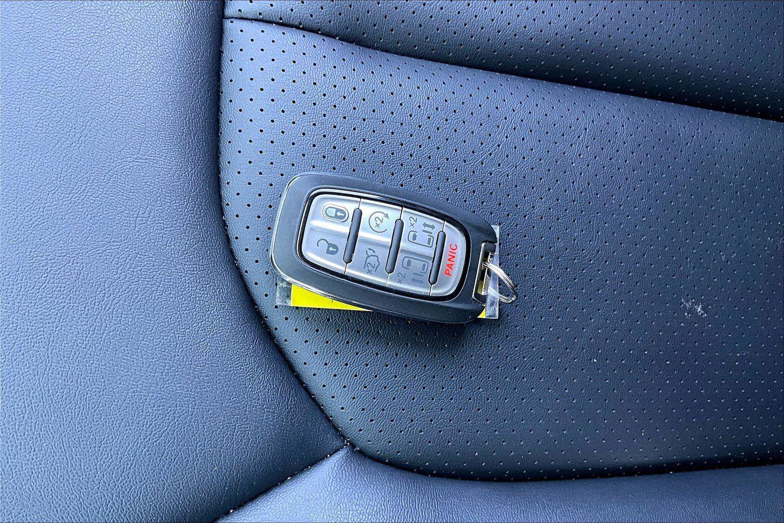 Used 2025 Chrysler Pacifica Select image 12