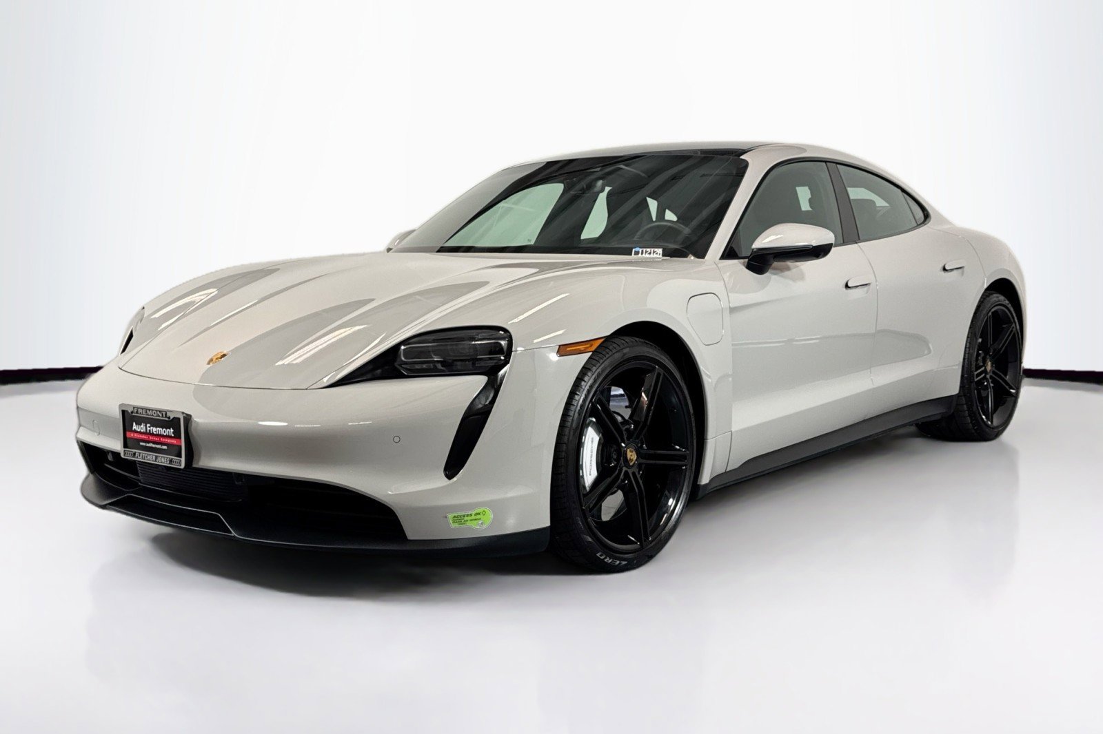 Used 2022 Porsche Taycan image 1