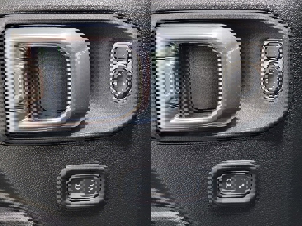 Used 2024 Jeep Wrangler Rubicon w/ Convenience Group AWD/4WD image 28