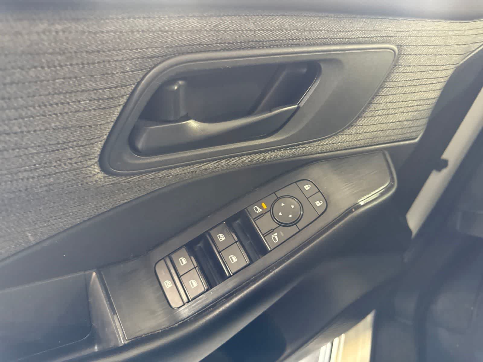 Used 2023 Nissan Rogue S AWD/4WD image 19