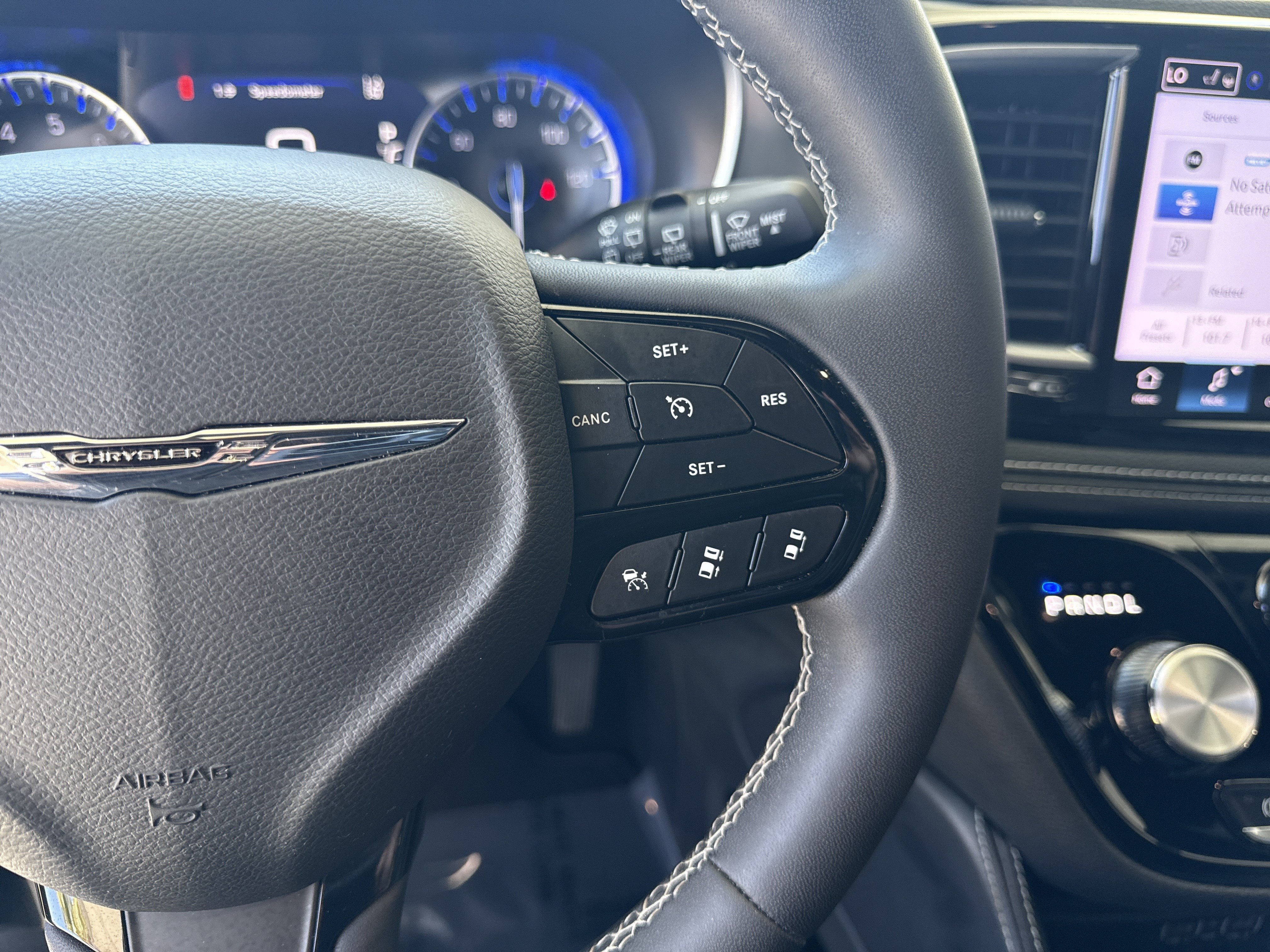 Used 2025 Chrysler Pacifica Limited FWD image 19