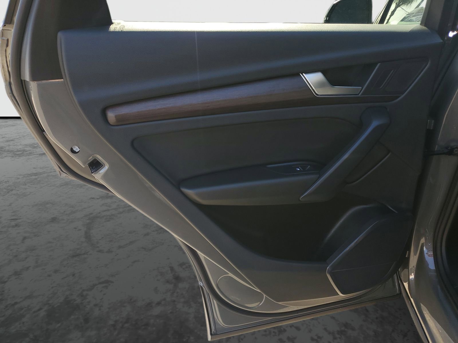 Used 2023 Audi Q5 e Premium w/ Convenience Package image 17