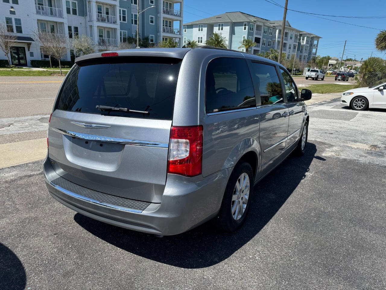 Used 2016 Chrysler Town & Country Touring image 8