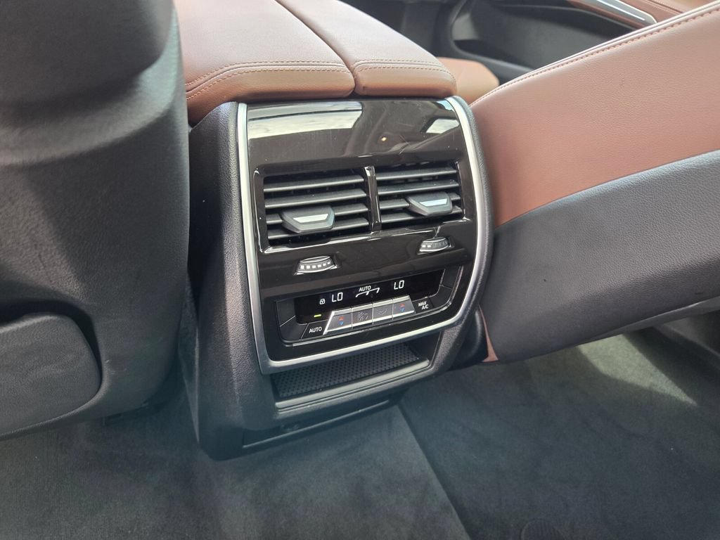 Used 2025 BMW X7 xDrive40i w/ Premium Package AWD/4WD image 9