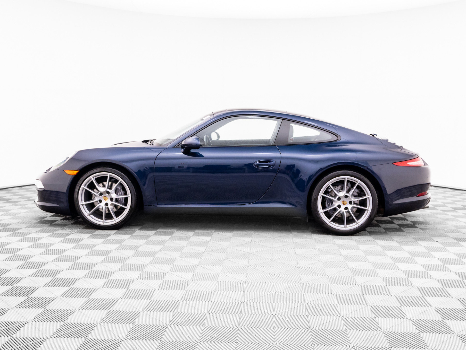 Used 2016 Porsche 911 Carrera RWD image 2