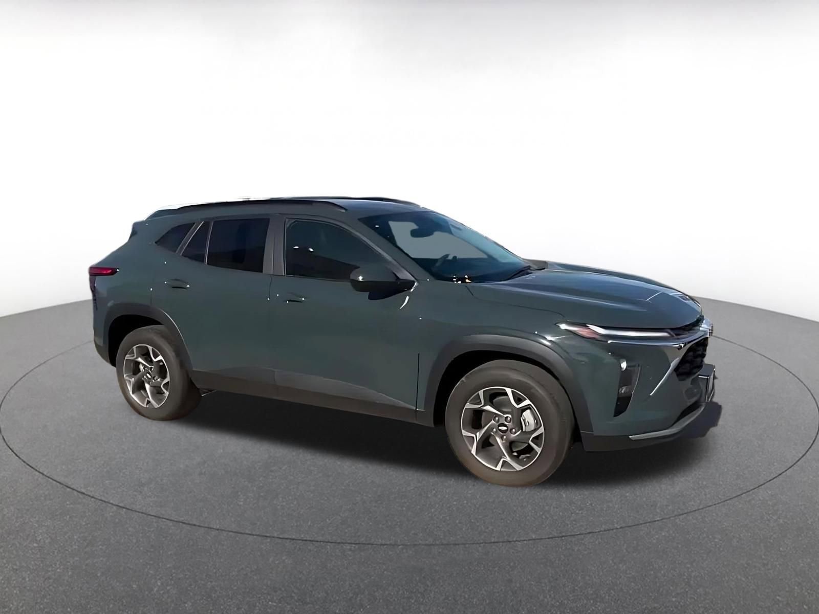 Used 2025 Chevrolet Trax LT FWD image 2