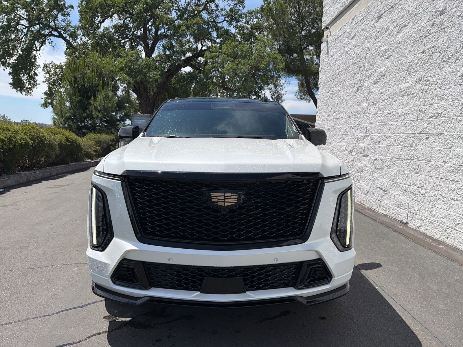 Used 2025 Cadillac Escalade ESV V AWD/4WD image 2