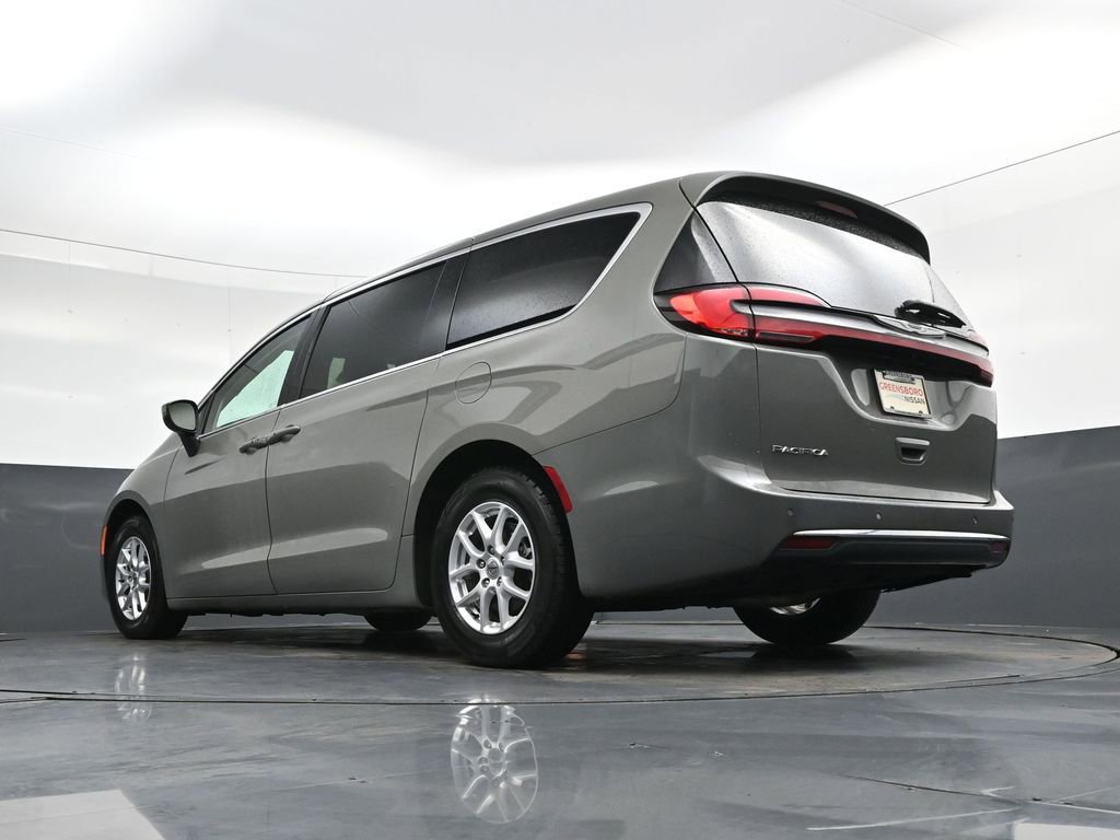 Used 2023 Chrysler Pacifica Touring-L image 36