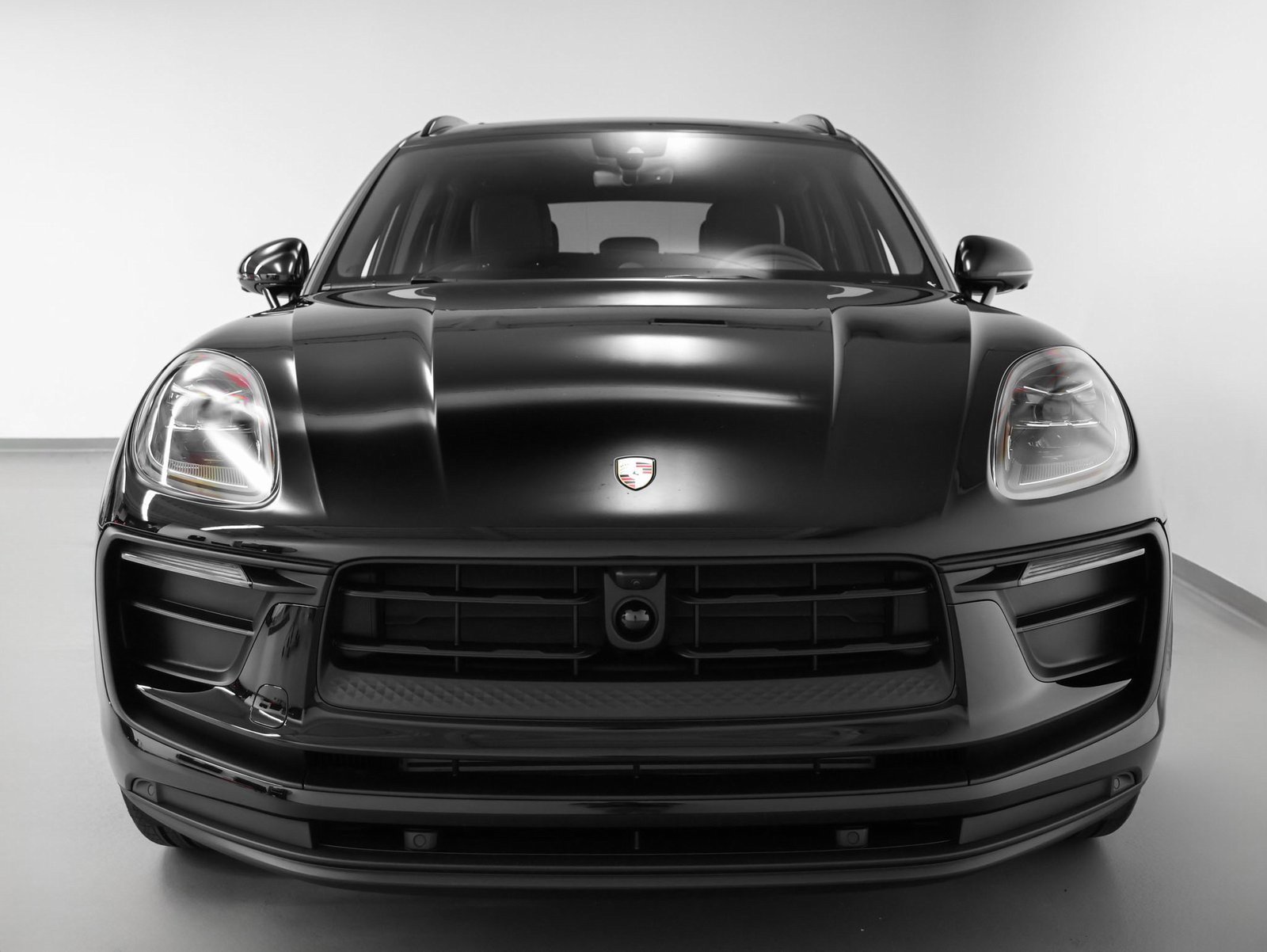 Certified 2025 Porsche Macan image 8