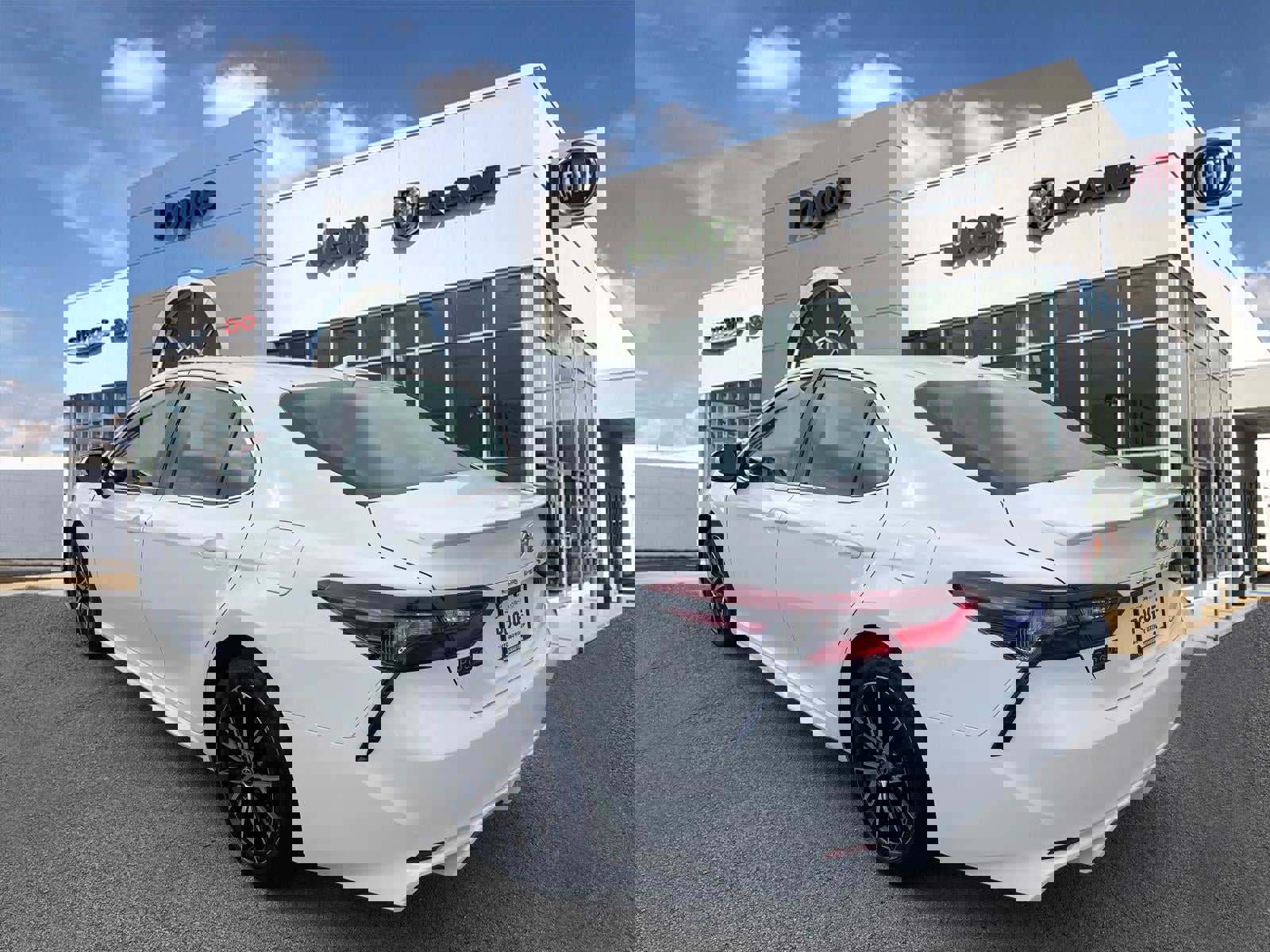 Used 2024 Toyota Camry SE image 3