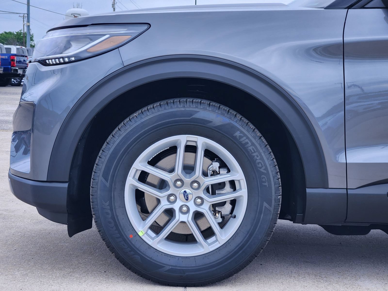 New 2026 Ford Explorer Active RWD image 9