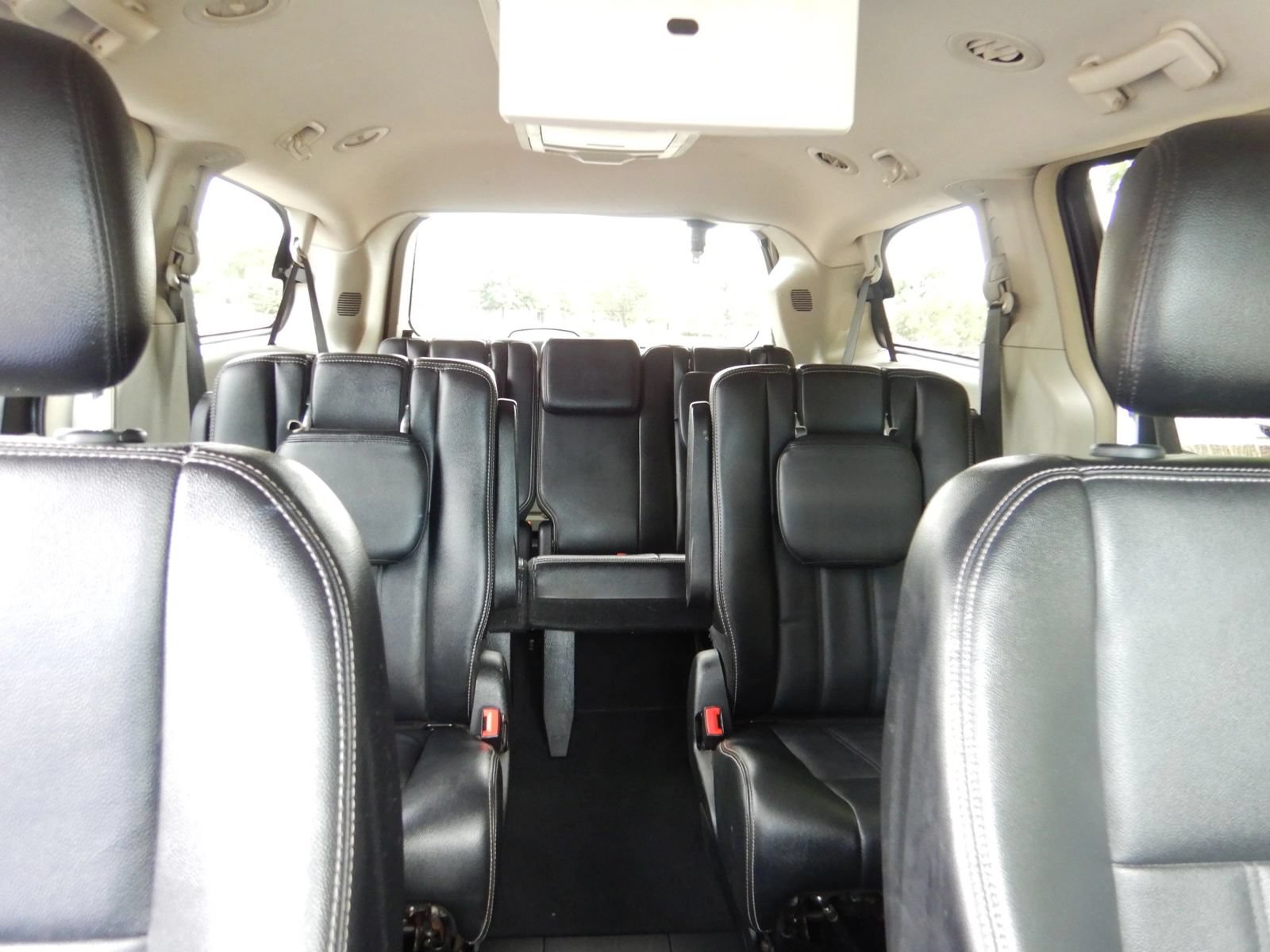 Used 2014 Chrysler Town & Country Touring FWD image 20