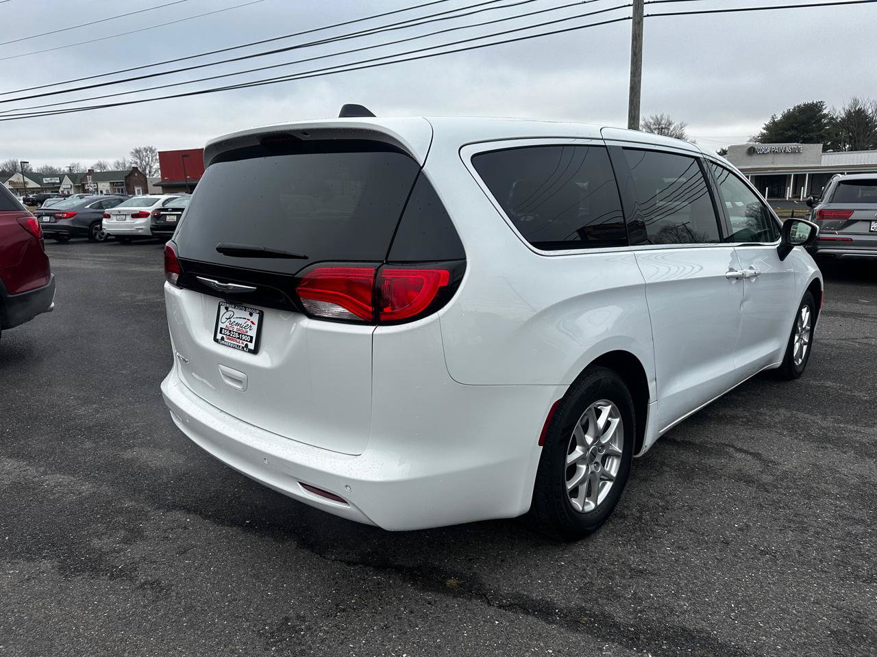 Used 2022 Chrysler Voyager LX FWD image 5
