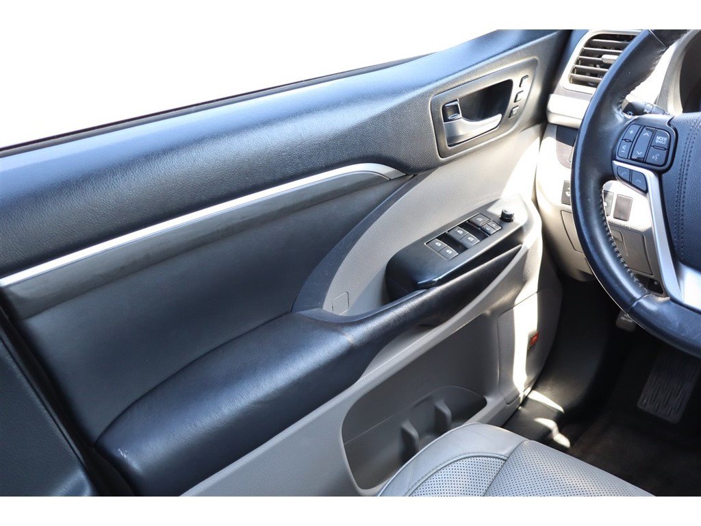 Used 2017 Toyota Highlander FWD V6 image 34