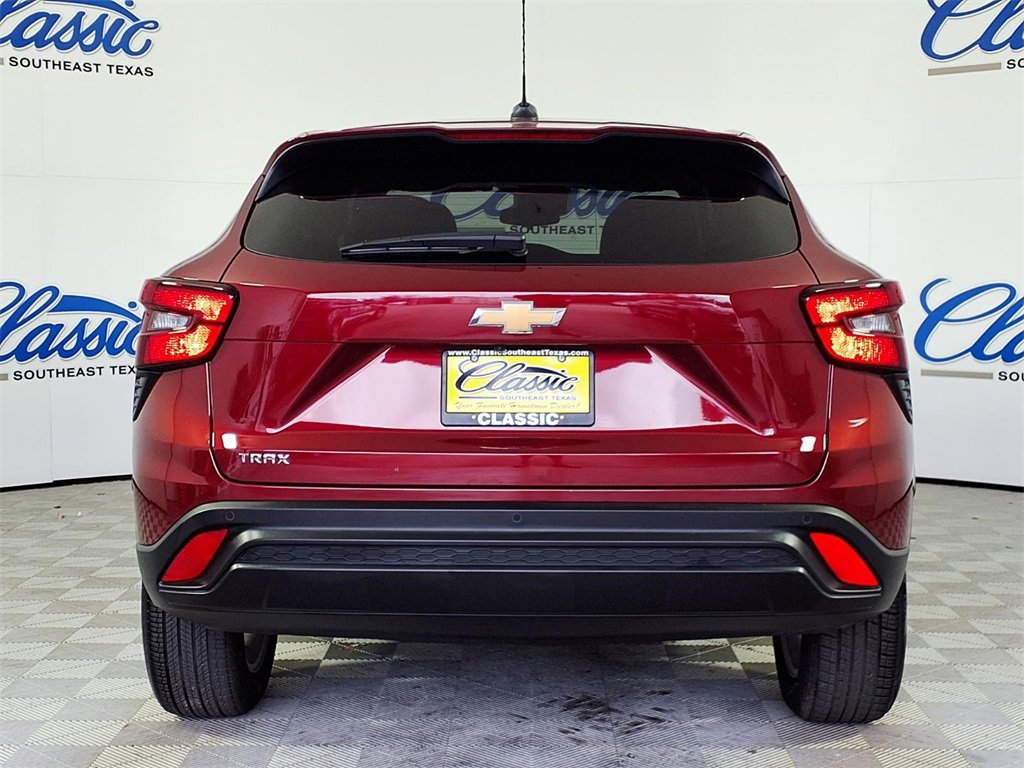 Used 2025 Chevrolet Trax LS w/ LS Convenience Package image 4