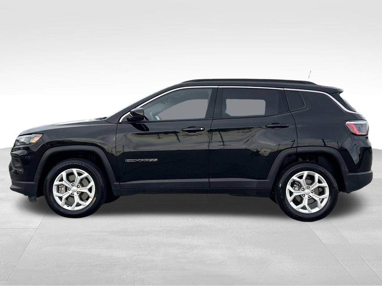 Used 2024 Jeep Compass Latitude image 24