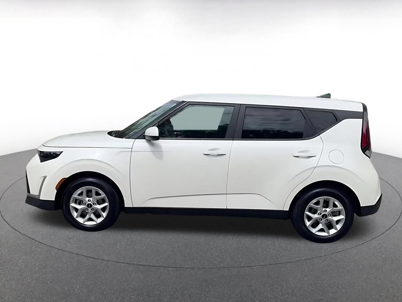 Used 2025 Kia Soul LX w/ LX Technology Package FWD image 9