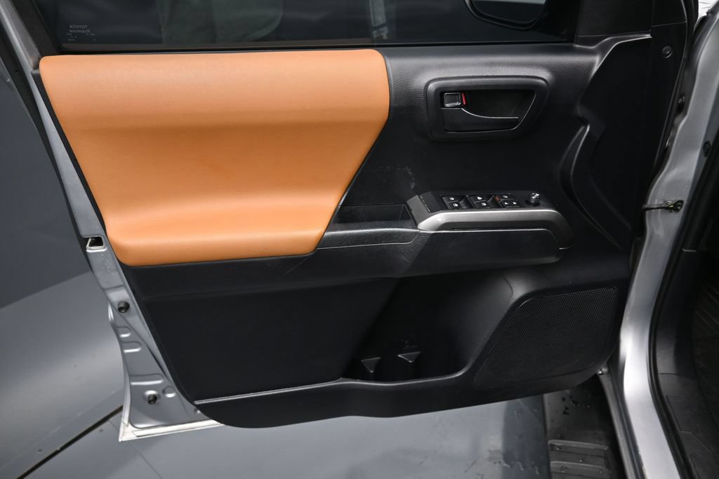 Used 2020 Toyota Tacoma SR5 RWD image 10