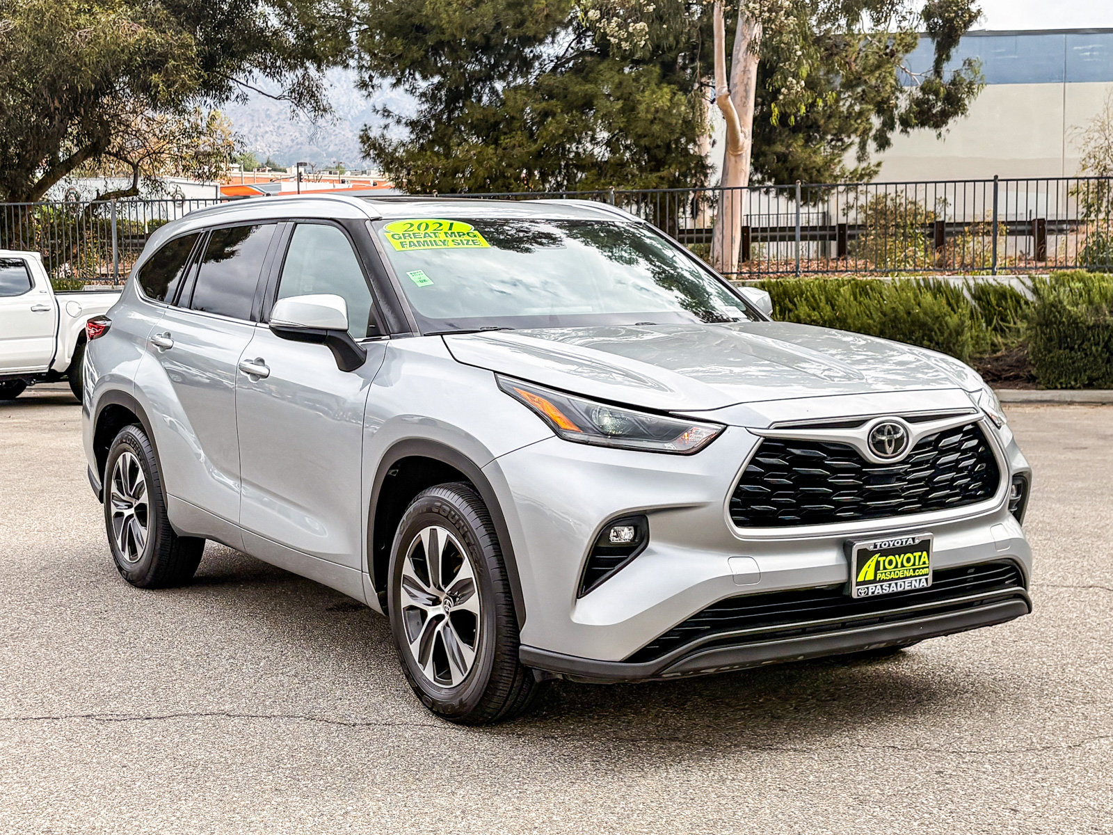 Used 2021 Toyota Highlander XLE FWD image 3