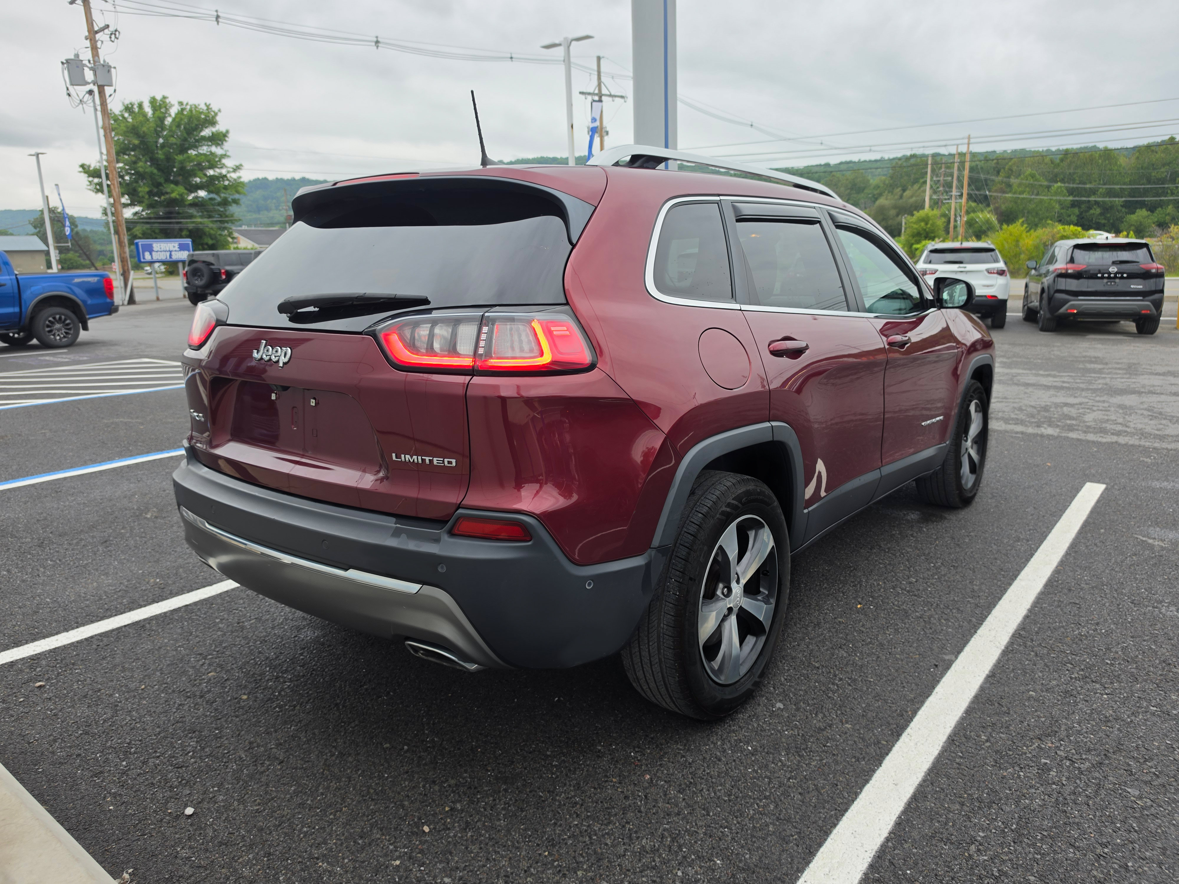 Used 2019 Jeep Cherokee Limited w/ Luxury Group AWD/4WD image 3