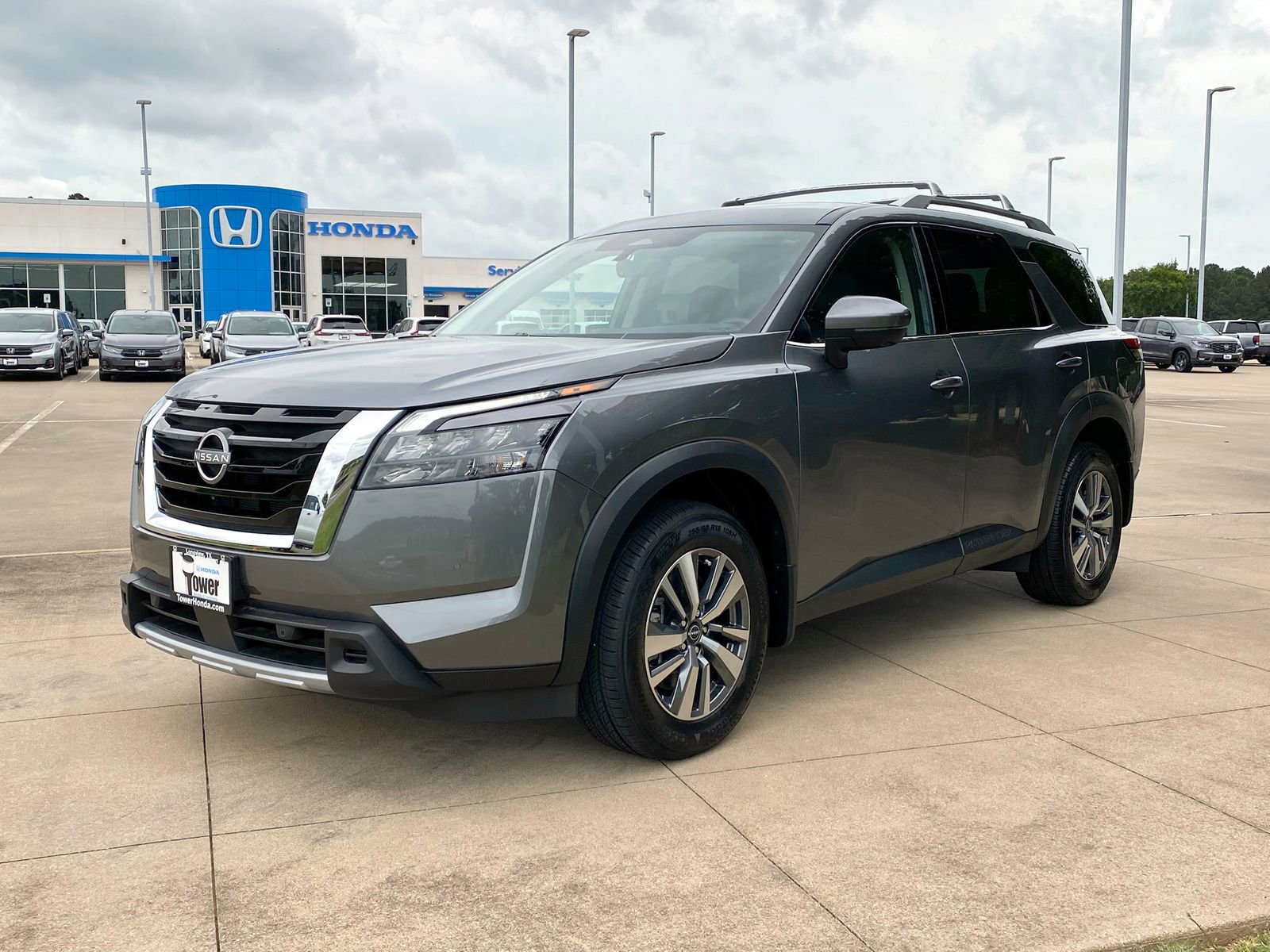 Used 2025 Nissan Pathfinder SL FWD image 3
