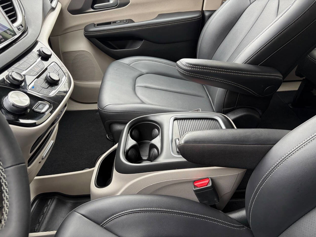 Used 2024 Chrysler Pacifica Touring-L image 33