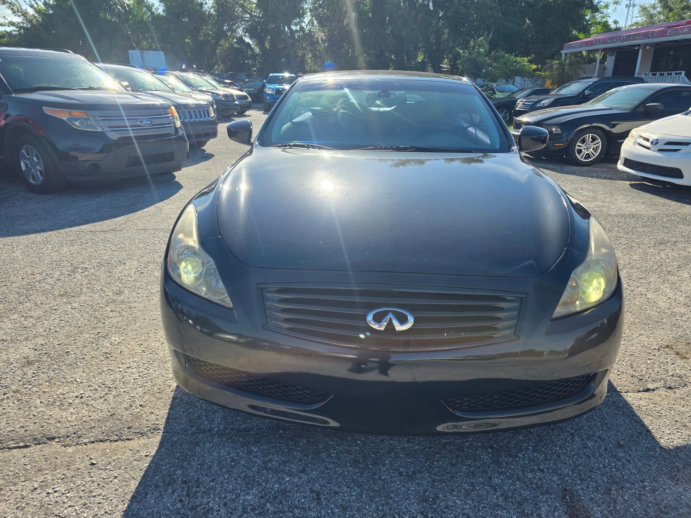 Used 2010 INFINITI G37 Convertible w/ Premium Pkg RWD image 3