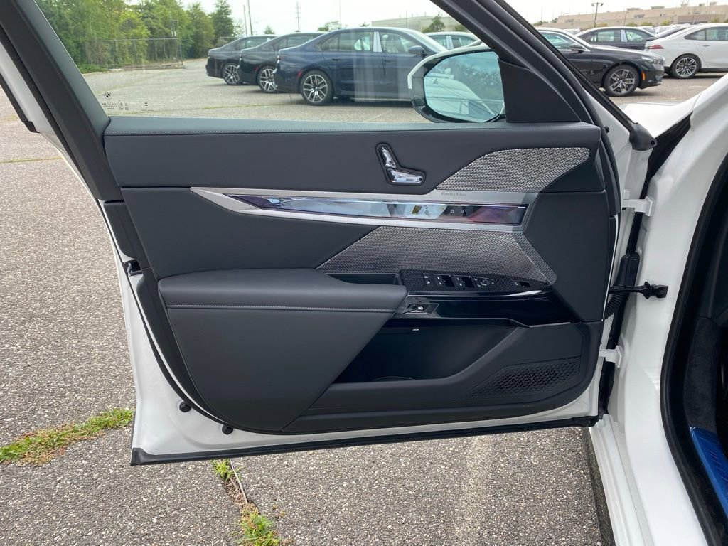 New 2026 BMW 750e xDrive w/ Premium Package image 16