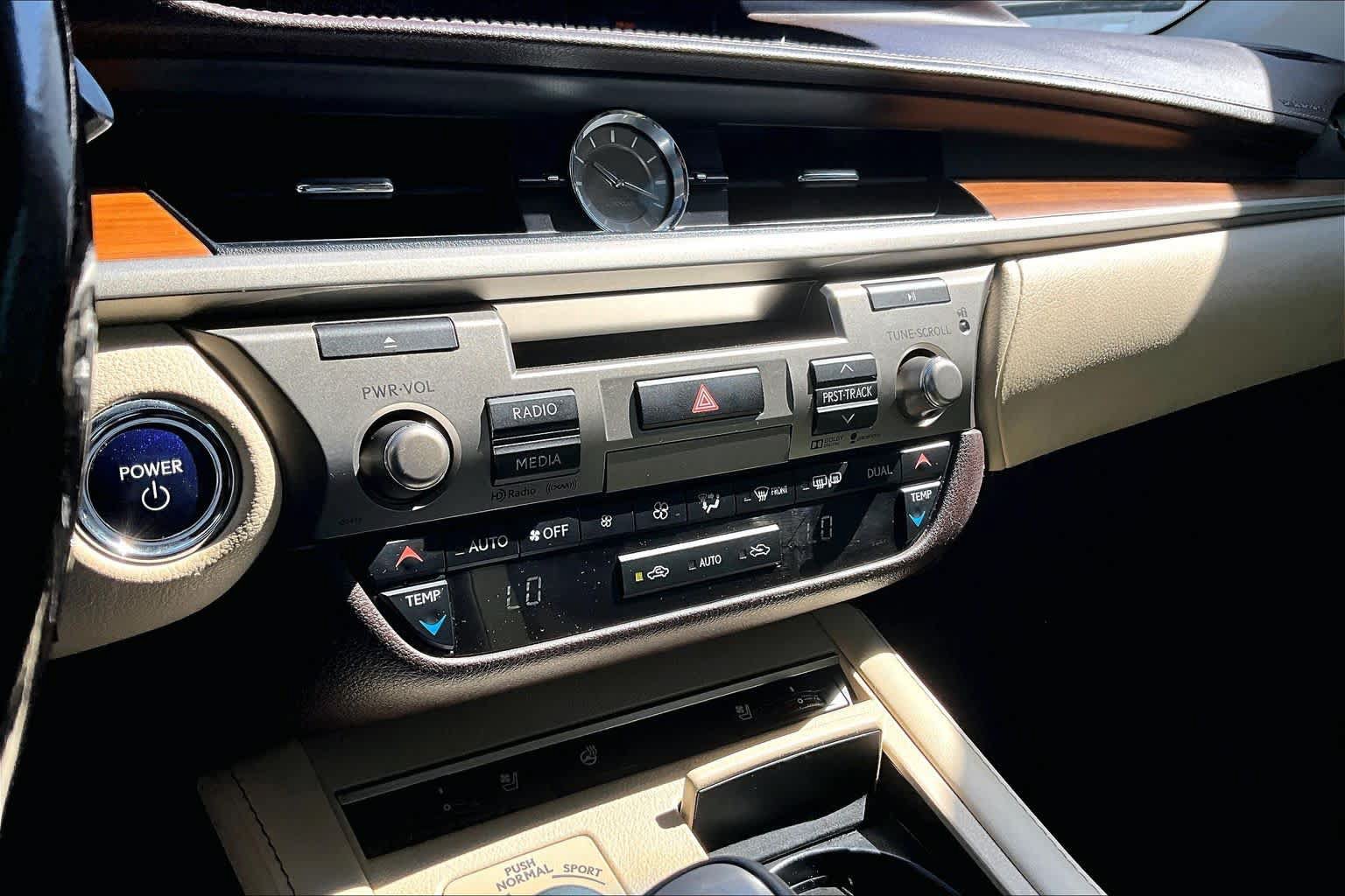 Used 2016 Lexus ES 300h w/ Navigation System Package FWD image 35
