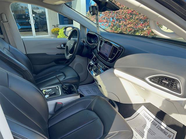Used 2023 Chrysler Pacifica Touring-L FWD image 16